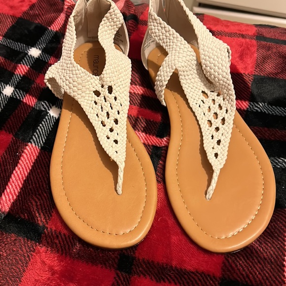 Size 8 Maurices tan woven sandals - Picture 2 of 4